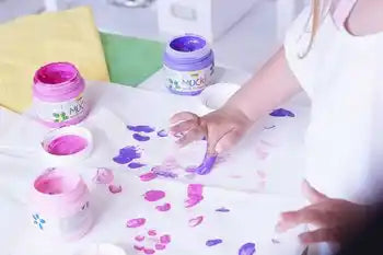 MUCKI Gleaming Finger Paint Magic Lilac 150 ml jar with shimmering lilac finger paint for children.