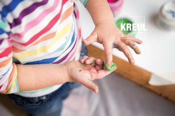 MUCKI Gleaming Finger Paint Emerald Green 150 ml jar with glittering green finger paint for creative crafts.
