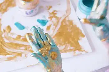 MUCKI Gleaming Finger Paint Diamond Blue 150 ml jar with sparkling blue finger paint on a white background.
