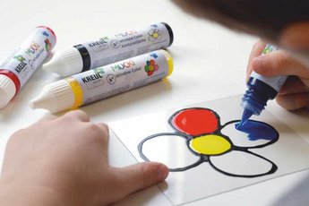 Close-up of MUCKI window color pen filling bright design