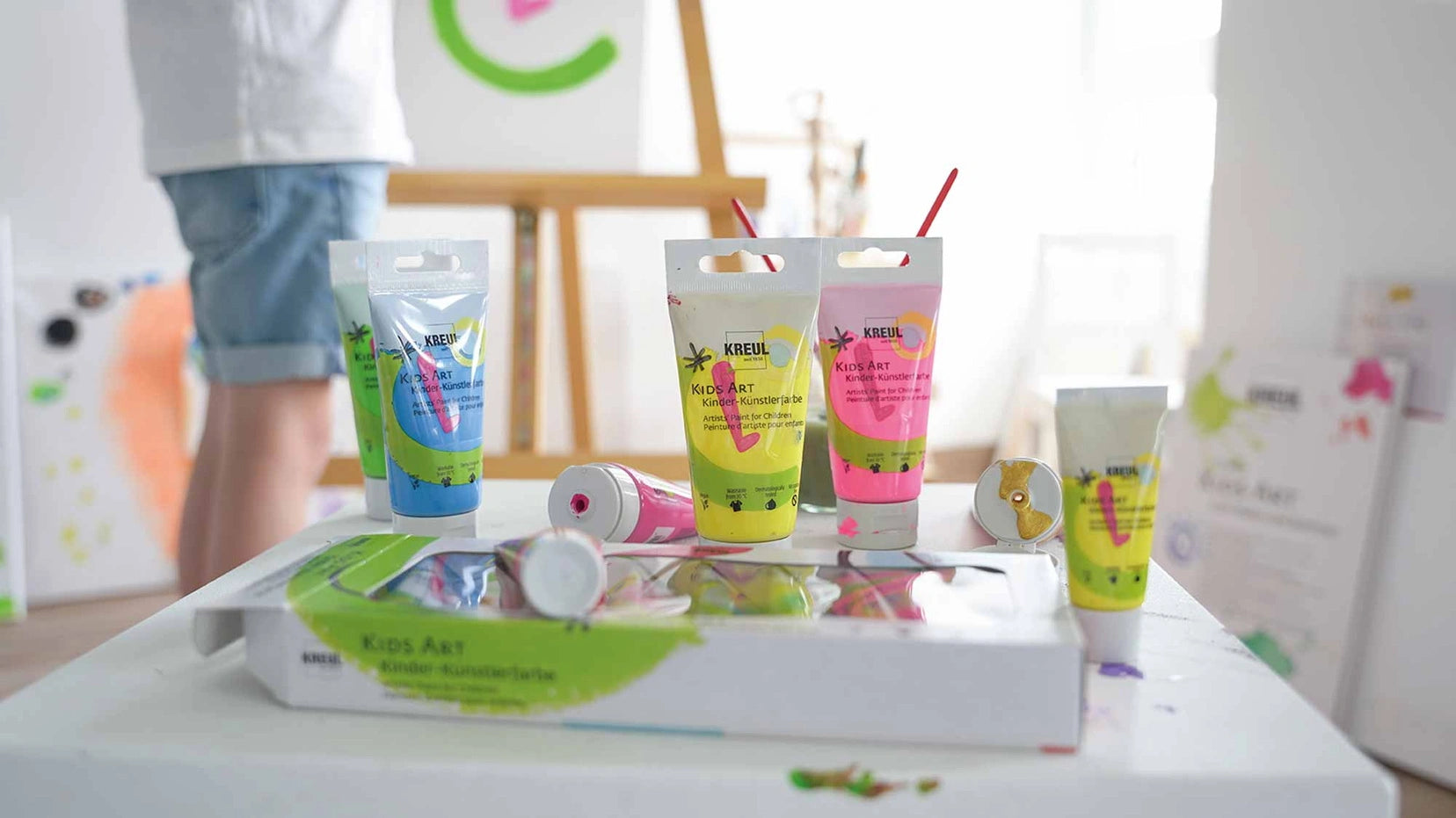 Child painting with KREUL Kids Art acrylic colours on palette