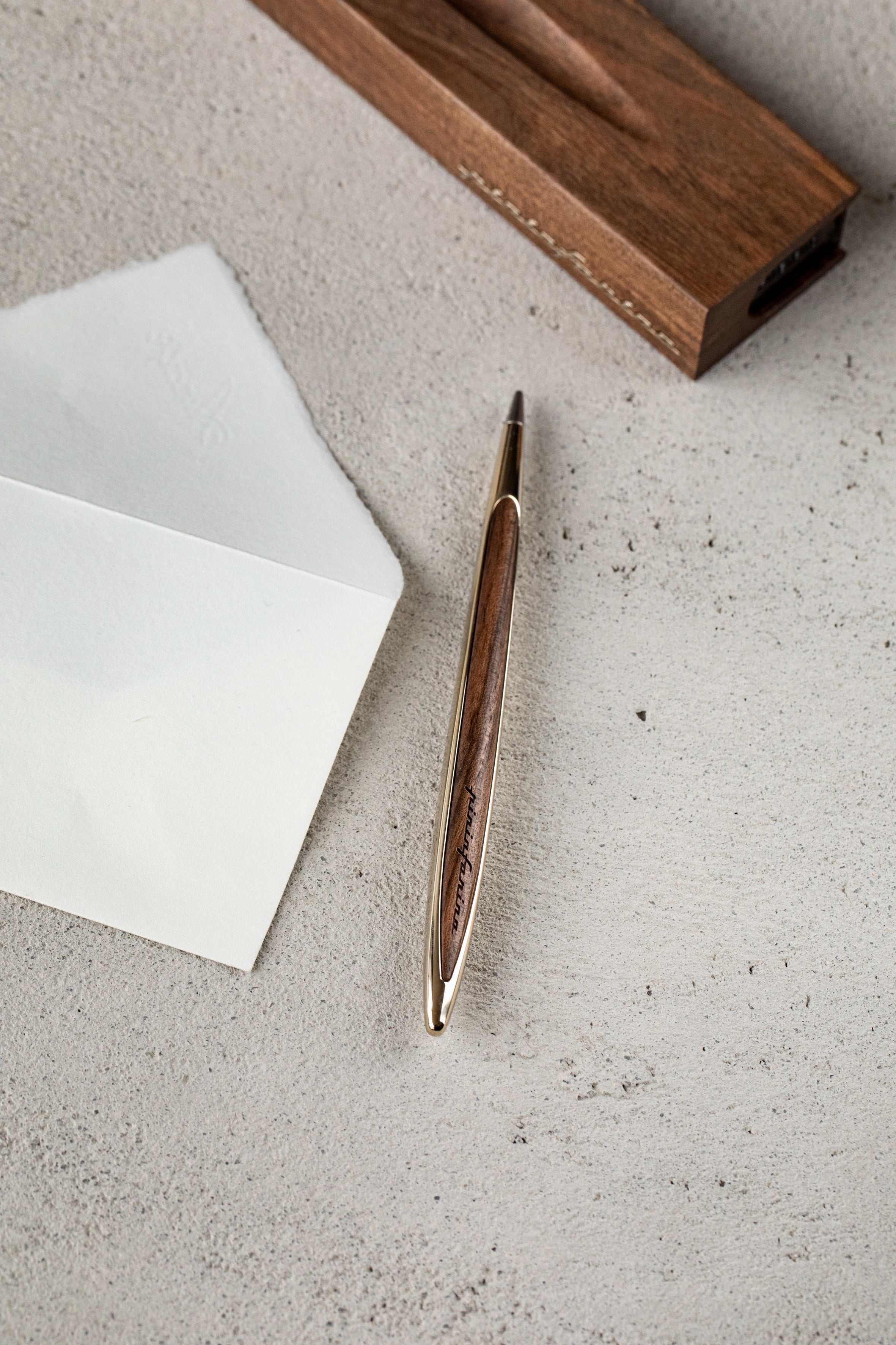 Pininfarina | Cambiano | Pale Gold | Classic Ethergraf metal alloy tip | Solid Wood Desk Stand Pininfarina