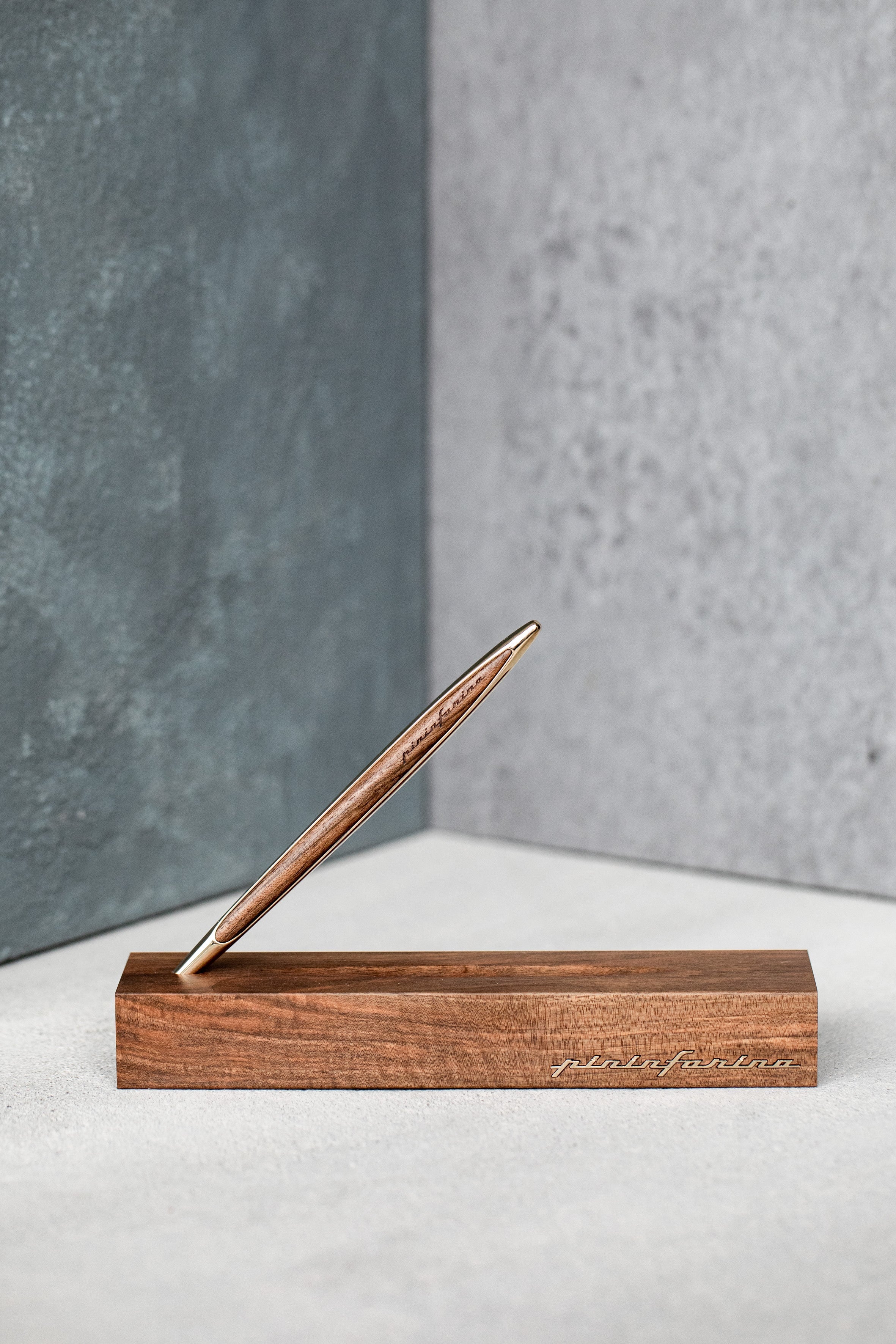 Pininfarina | Cambiano | Pale Gold | Classic Ethergraf metal alloy tip | Solid Wood Desk Stand Pininfarina